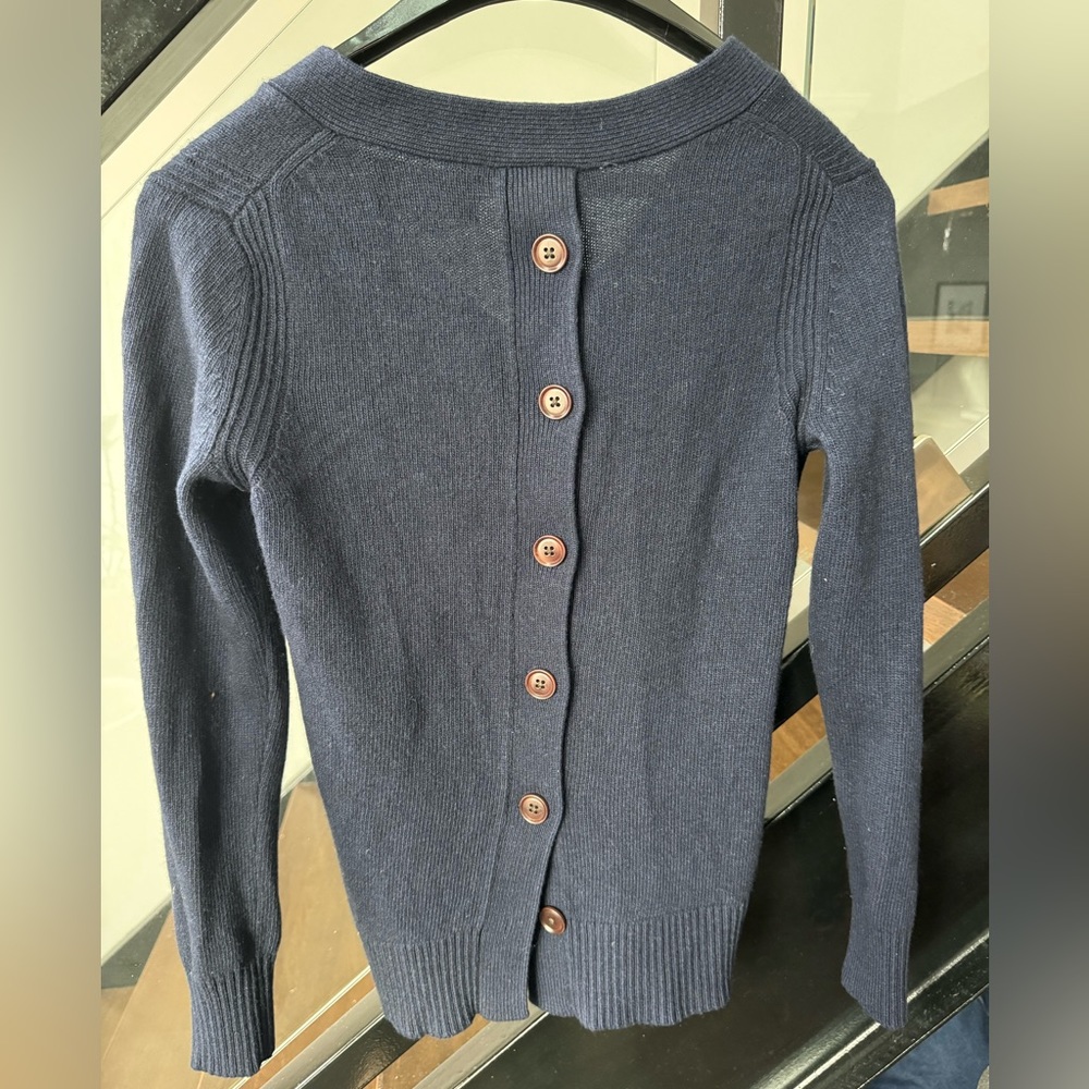 Navy Banana Republic back-button v-neck sweater with fine yarn